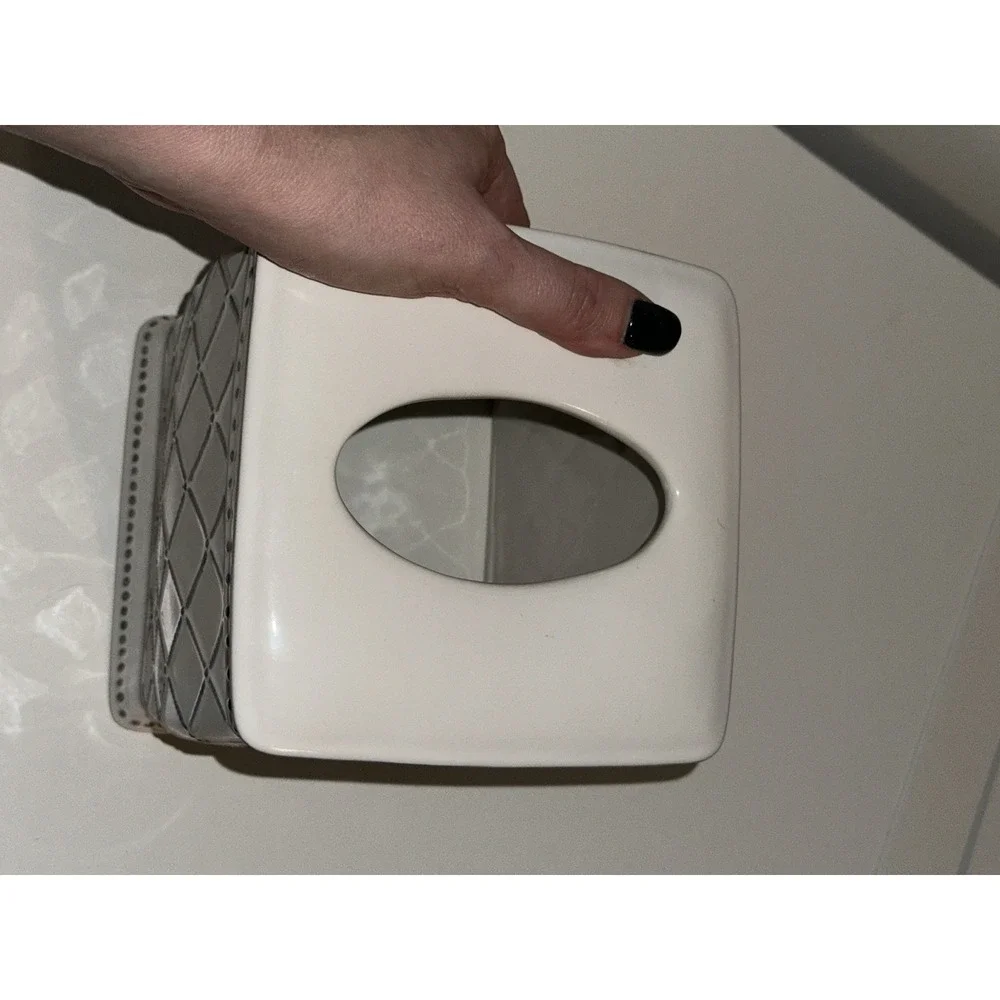 NEW Kassatex Madeleine Bath Accessories Tissue Holder Ceramic White Gray Square